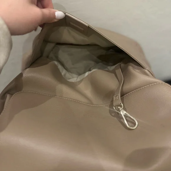 Mina Baie Kinney Backpack Vegan Full in Sand - Picture 13 of 16